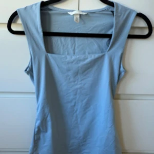 Blått linne rån H&M - Blått linne från H&M med fyrkantig urringning 🩵