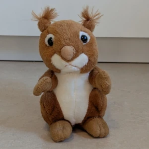 Mjukdjur, ekorre  - Jätte sött gosedjur i form av en ekorre.  Mjukdjuret har en mjuk päls, stora ögon och en fluffig svans. Skicket ser bra ut med endast mindre slitage.