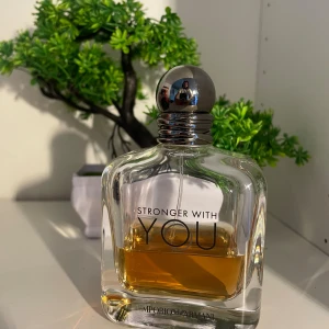 Stronger With You parfym - En klassisk parfym som gått över folks huvuden numera. Perfekt inför vintern för den som vill känna av den mest underskattande utav Stronger With You kollektionen, snygg flaska som passar på hyllan. Ca 30 ml kvar