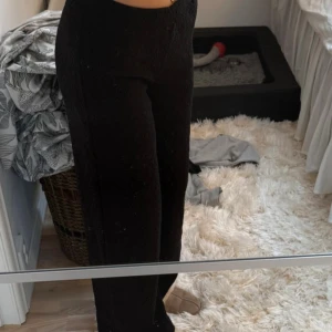 Spets byxor - Superfina byxor från object, köpa på jeansbolaget. Där finns shorts inuti. Liten söm som släppt (se bild) och super få noppror men som lätt går att ta bort  Passar S/XS