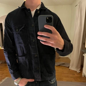 Mörkblå Overshirt A Days March  - Säljer denna sjukt snygga Overshirten från A Days March⭐️ Färgen är mörkblå och storleken är M✅ Den har inga defekter och skicket är utomordentligt🙌🤝 Sjukt najs passform och passar perfekt till hösten🍁🙌 Tveka inte på att höra av er dig vid minsta fråga eller fundering😊