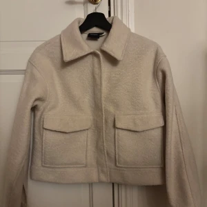 Beige höst/vår jacka  - Jättefin begie jacka ifrån Vero Moda ny pris 499kr