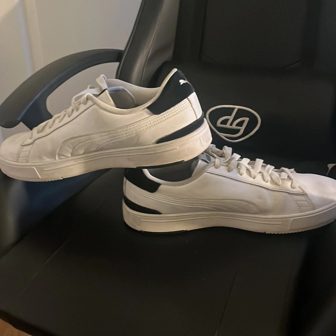 Vita Puma sneakers med svarta detaljer - 3