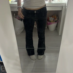 Svarta bootcut jeans från Gina Tricot - Säljer ett par svarta jeans från Gina Tricot i storlek 164. Modellen har bootcut-ben, låg midja och klassiska fem fickor med snygga detaljer på backfickorna
