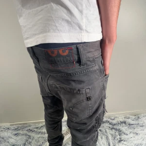 Dondup jeans - Ett par sjukt feta och unika Dondup jeans med snygga slitningar. Stl:30, inga skador. 