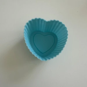 Hjärtformad silikonform - Bilderna visar en hjärtformad silikonform i blå färg, perfekt för bakning av muffins eller små kakor. Formen är flexibel, lätt att rengöra och tål höga temperaturer upp till 230°C. Helt NY. 