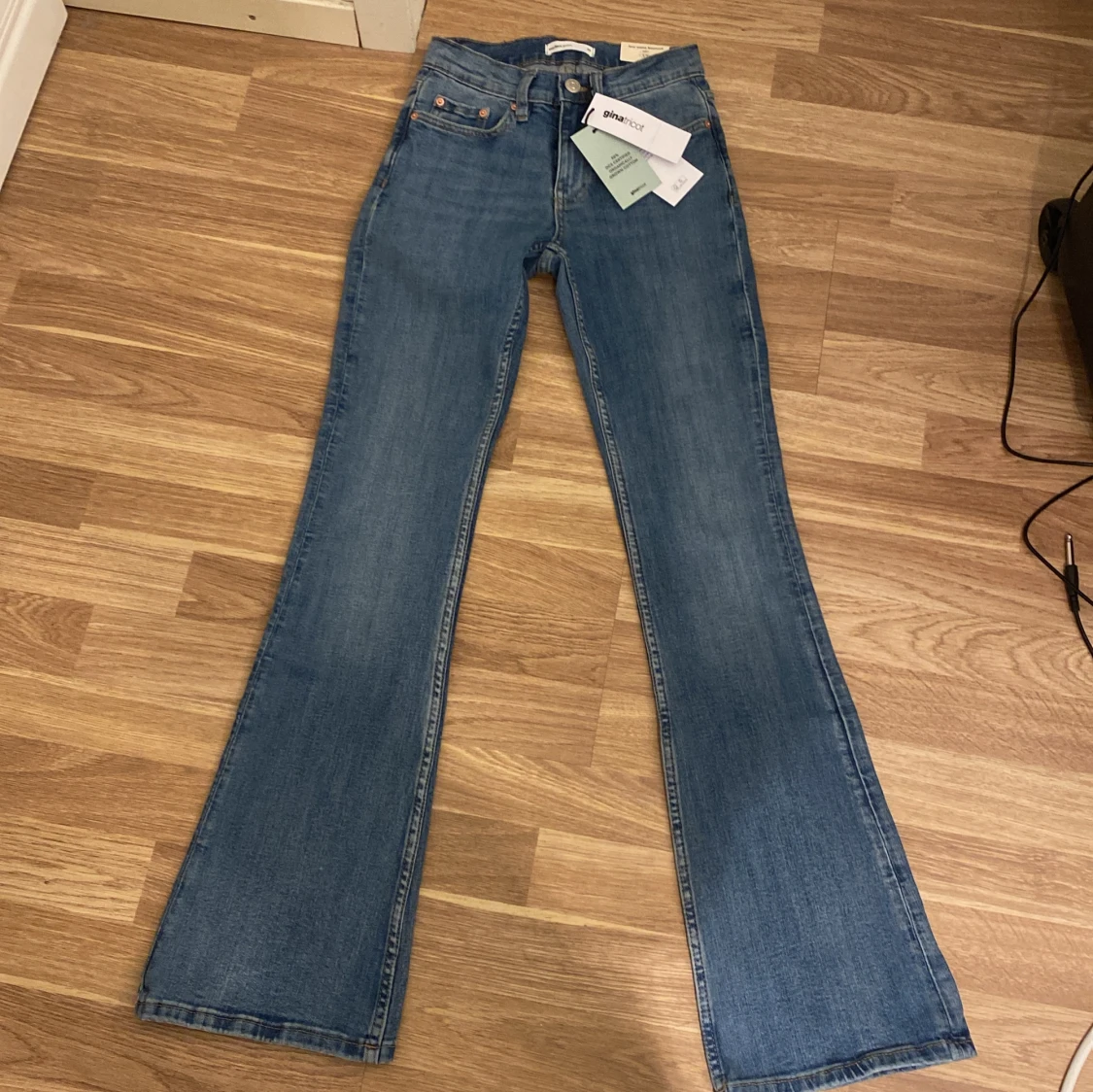 Blå bootcut jeans från Gina Tricot