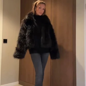 Svart pälsjacka  - Svart pälsjacka från bellasverige. Aldrig använd bara testad och inte kommit till användning. Nypris 999 säljer för 425. Tryck inte på köp nu!!