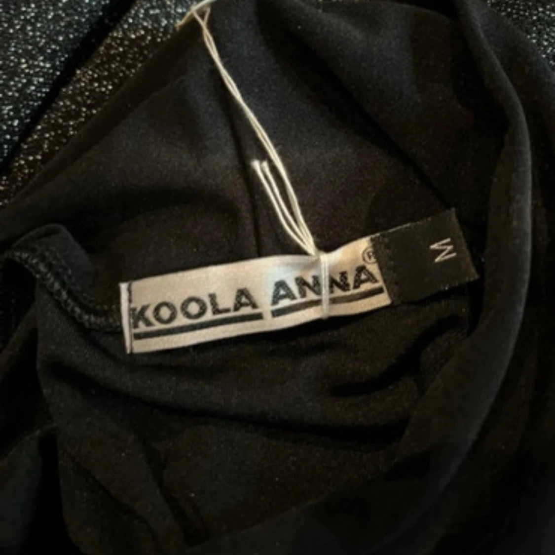 Svart polotopp med guldglitter från Koola Anna - 2