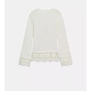 Vit tröja från Zara - Vit långärmad tröja från Zara med broderier, och slits. Aldrig använd!🩷