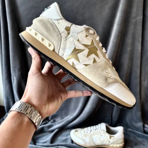 Valentino rockrunner skor - Valentino rockrunners | originalstorlek: 44, sitter ibland bra på folk med 45, fråga om innermått vid osäkerhet | förstört till kvarn när det gäller tillbehör, går att välja mellan box, dustbag och kort. Box och dustbag går ej att kombineras.