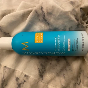 Moroccanoil Dry Shampoo Light Tones - Stor flaska torrschampo från Moroccanoil för ljusa hårtoner. Ger en fräsch känsla och volym till håret mellan tvättarna. Använd 2 gånger men inget för mig nypris 300kr skriv till mig kring funderingar och buda 
