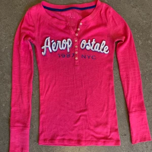 Rosa långärmad tröja från Aeropostale - Säljer en snygg rosa långärmad tröja från Aeropostale med broderad logga och text framtill. Köpte här på Plick för ett tag sen men har själv bara använt ett par gånger💕