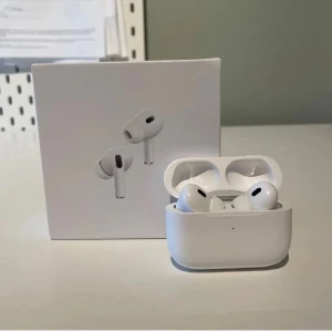 AirPods Pro (2nd Generation) with MagSafe Charging Case (USB-C) - Apple AirPods Pro (2nd gen) med MagSafe-laddningsetui (USB-C). Komplett med originalförpackning, extra öronproppar, laddkabel och manualer. Mycket fint skick, inga synliga repor eller skador. Aktiv brusreducering och transparensläge för bästa ljudupplevelse.
