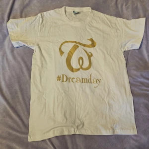 TWICE, Vit t-shirt med guldtryck Dreamday - Vit t-shirt med snyggt guldtryck framtill. 
