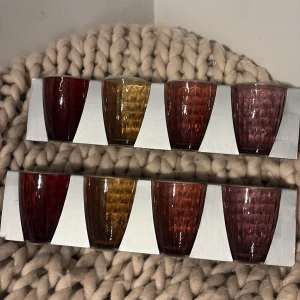 Aida Mosaic Mixed Colour Glasses 34 cl - Snygga Aida Mosaic glas, 34 cl, i blandade röda nyanser. Säljs i 4-pack, helt nya i originalförpackning. Perfekt för fest eller vardag, dansk design sedan 1953. Inga defekter eller slitage.