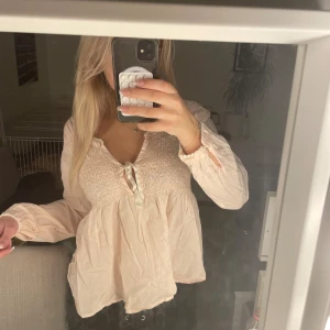 Odd molly blus - Säljer en söt ljusrosa blus från odd Molly  med v-ringning och liten rosett framtill.