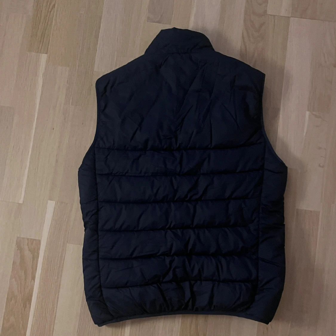 Svart dunväst från Lyle & Scott - 1