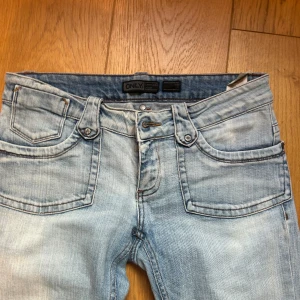 Ljusblå jeans från ONLY W30 L32 -  Säljer nu mina favorit jeans från Only för jag har för mycket kläder. De är låg midja och bootcut. passar mig som är 169