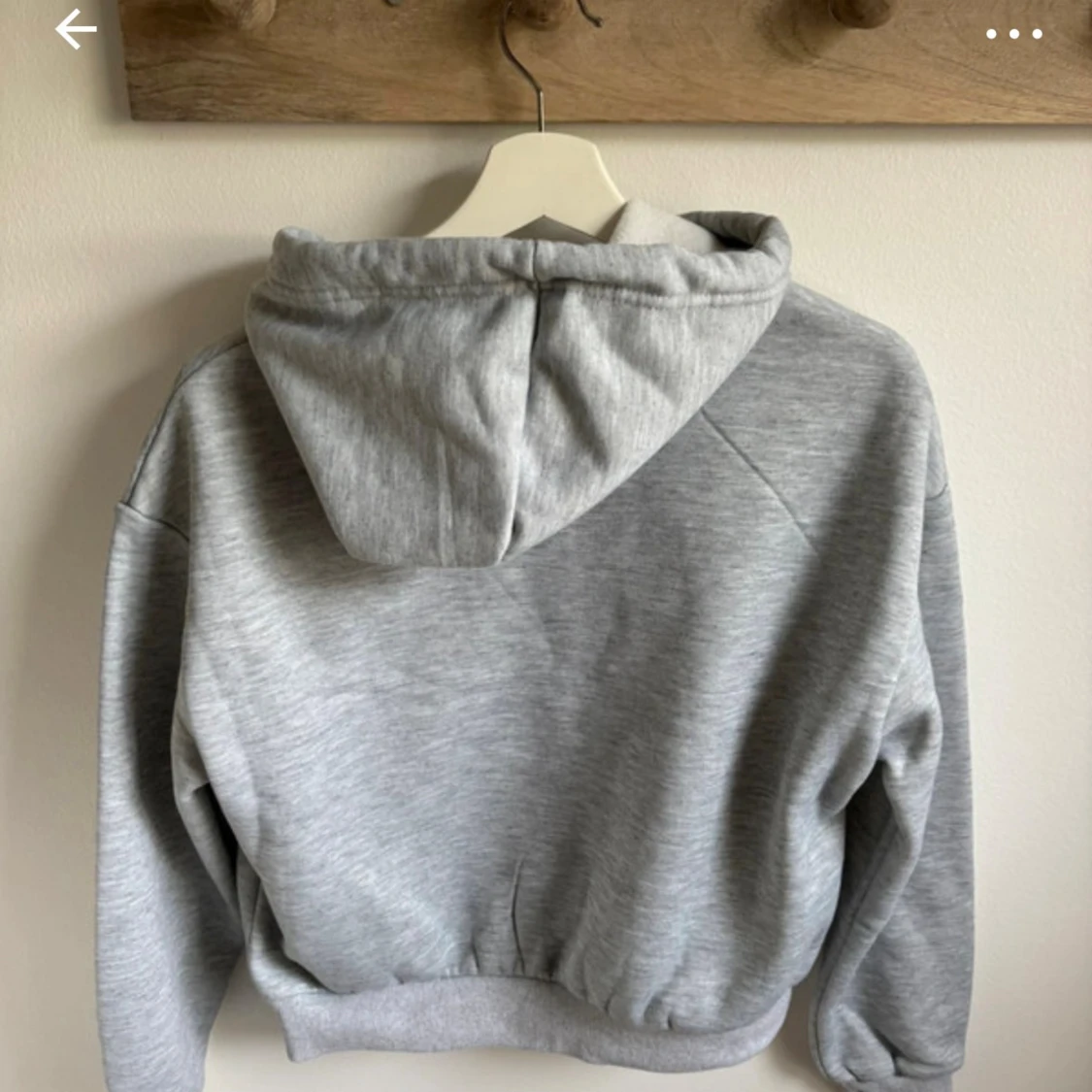 Grå hoodie med dragkedja och huva - 4