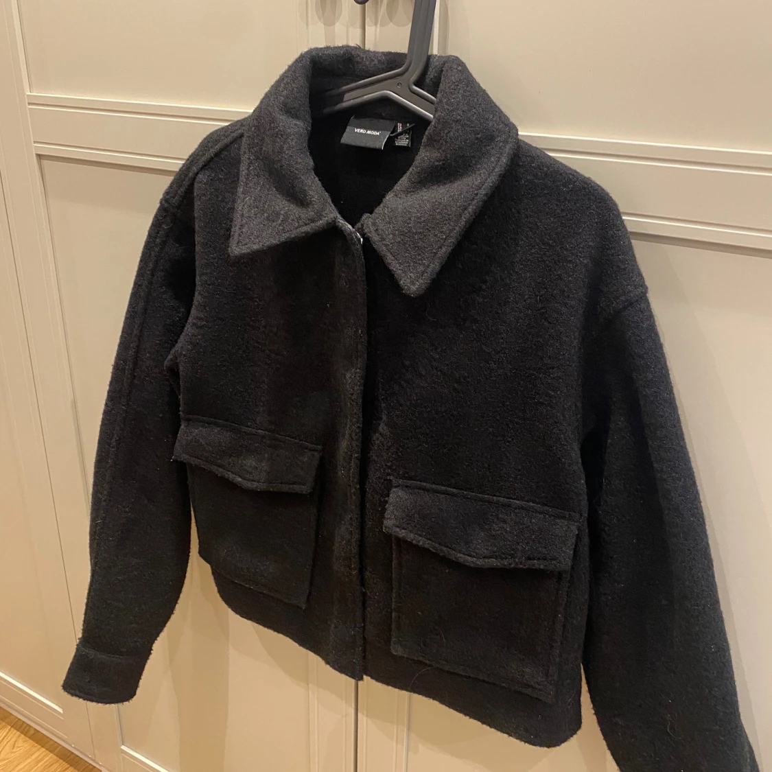 Svart teddyjacka från Vero Moda - 1