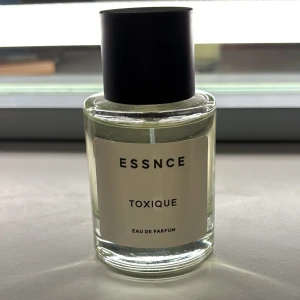 Essnce Toxique Eau de Parfum - Modern parfym från ESSNCE med edgy vibe. Volym: 50 ml. Tillverkad i Frankrike. Parfymen är  typ som ny. 