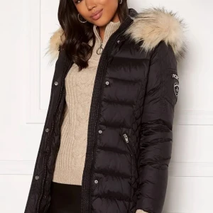 Rockandblue jacka - Köpte jackan för cirka 3500 Jackan är använd några gånger men i bra skick. Säljer jackan pågrund av att jag inte använder den längre. Det går också att ta bort pälsen