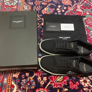 Svarta Saint Laurent sneakers - Svarta sneakers från Saint Laurent, mycket bra skick. Använda fåtal gånger. Kan säljas för lägre vid snabbaffär, skriv gärna vid frågor!