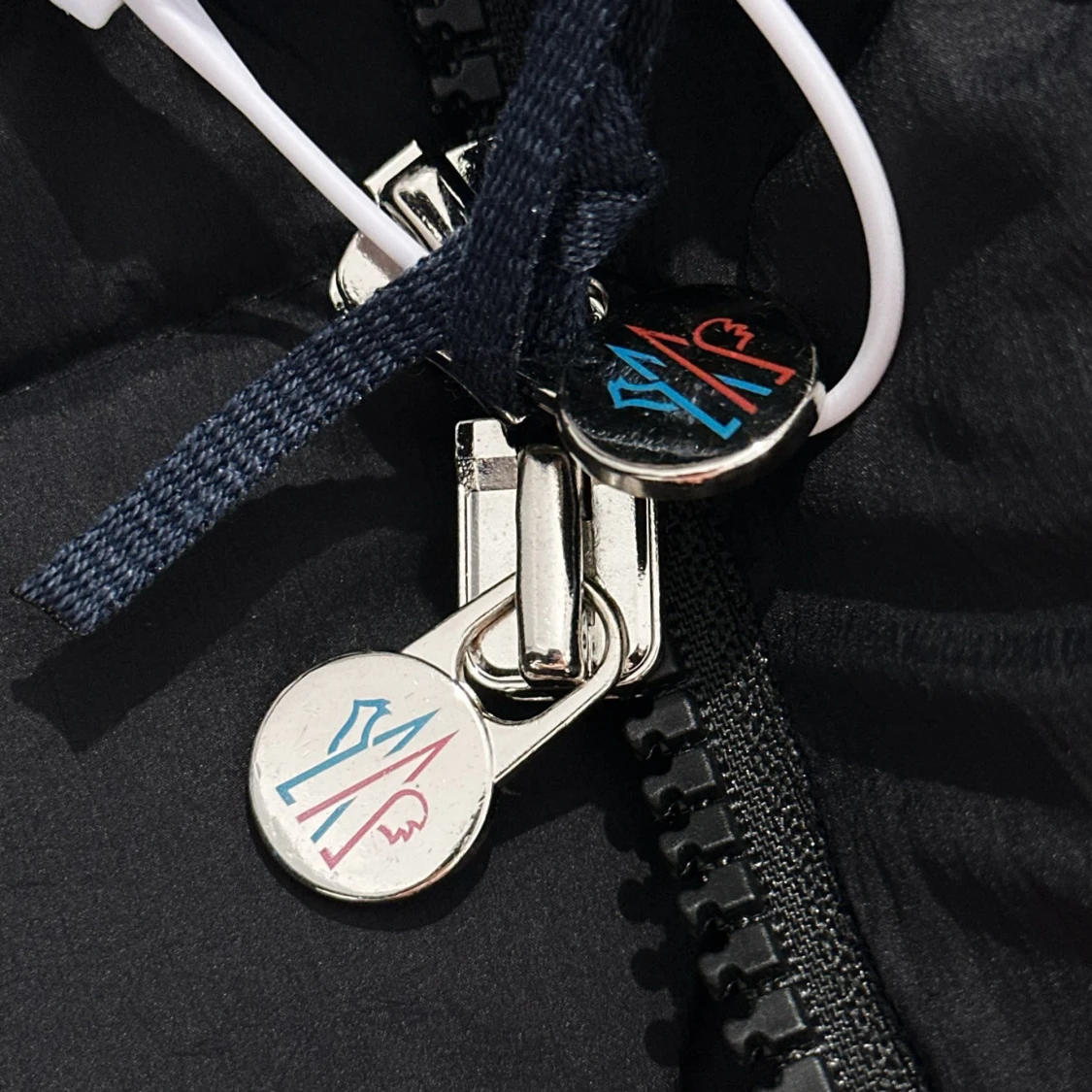 Svart Moncler pufferjacka med huva - 4