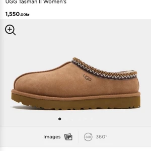 UGG Tasman II brun mocka slip-on - UGG Tasman II slip-on i brun mocka med broderad kant i beige och vitt. Skon har en platt sula med grovt mönster och rund tå. Perfekt för chill dagar och har UGG-loggan på sidan. Fodrad insida för extra komfort. Oanvända och som i nytt skick.