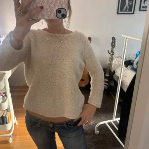Vit stickad tröja - Mysig vit stickad tröja som är jättefin, med trekvartsärm. Inte använd många gånger alls så den är i mycket fint skick! Lånade bilder