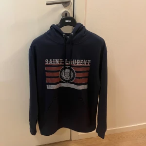 Saint Laurent Hoodie - Säljer en sjukt fet och populär Saint Laurent hoodie i storlek S🤩 nyskick, endast testad!✅nypris runt 7 000:-, mitt pris endast 2 000:- 🤝kom privat för fler frågor🔝
