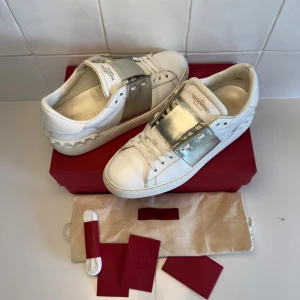 Valentino skor  - Valentino garavani skor. Storlek 36. Bra skick. Obs bara skorna medkommer vid köp (inget og). Bara att höra av sig till oss vid minsta funderingar😁