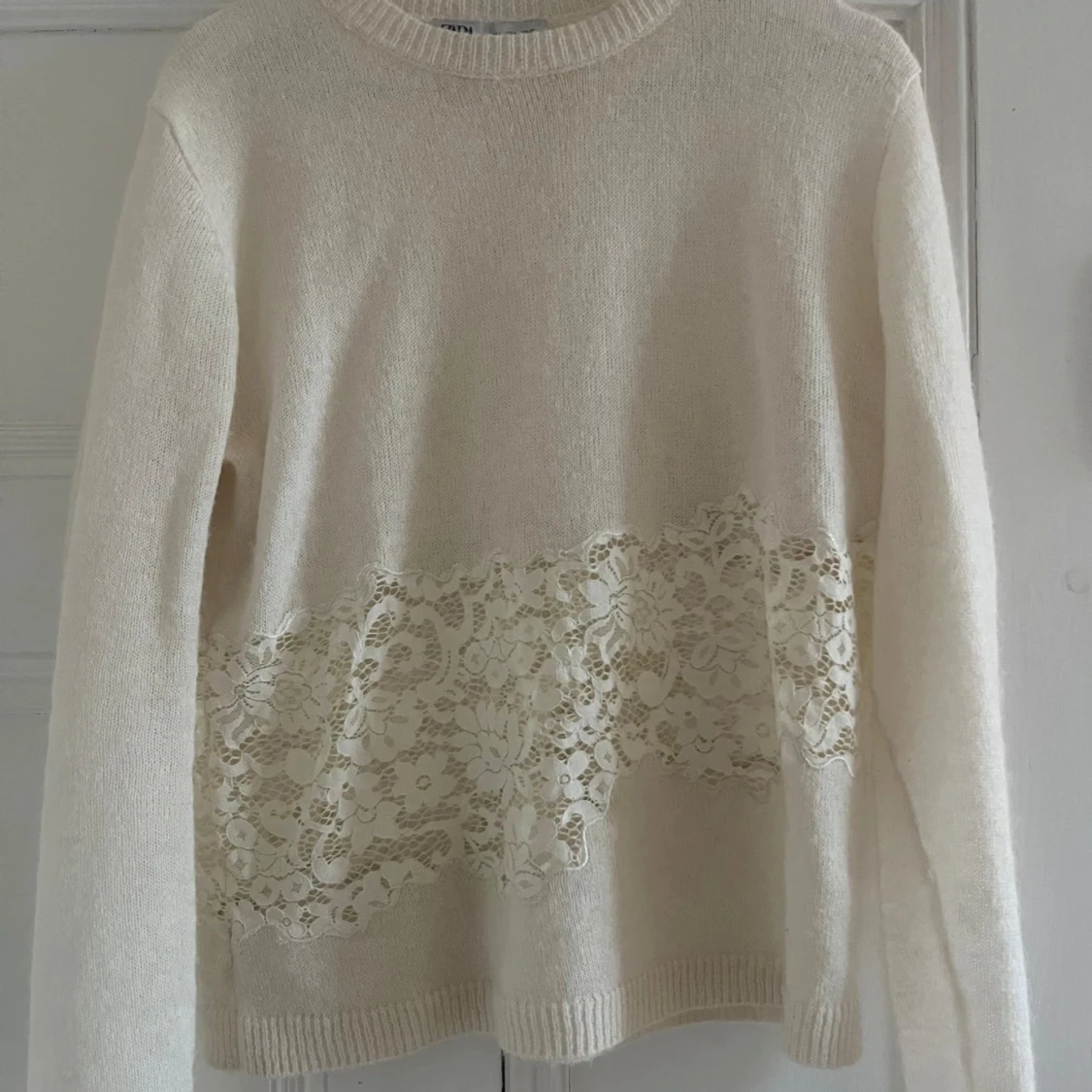 Vit stickad tröja med spetsdetalj - 1