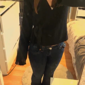 Svart omlott stickad tröja - Säljer den pgd av att jag köpa en för stor storlek men passar S och M. Jätte fint skick!