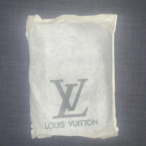 Louis Vuitton axelväska monogram svart/silver - Väskan har använts få gånger, det finns inga repor eller några slags skador på väskan/väskorna.  Den kommer med  gula påsen som finns på bild 1 & 2.  Pris kan diskuteras, går bara att hämta upp men kan även mötas om det är i närheten.