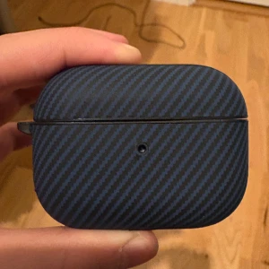AirPods Pro 2 - Säljer ett par kopior av AirPods Pro 2 som är använda endast en månad. Allt är helt nytt och kommer med originalförpackning, laddningskabel och extra öronproppar. 
