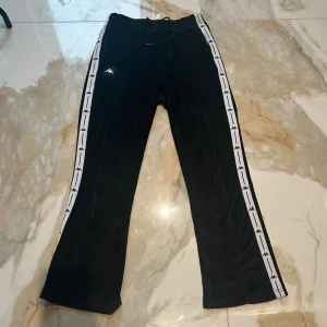 Mörk blå mjukisbyxor från Kappa - Mörk blå mjukisbyxor från Kappa med snörning i midjan.