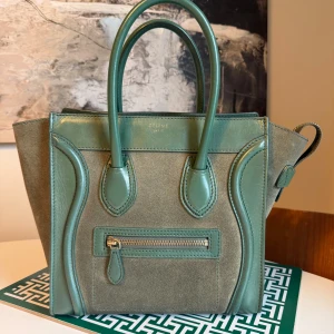 Celine Micro Luggage - Celine Micro Luggage i otroligt skick. Köpt på retro tale. Kvitto finns. Dustbag medföljer. Väskan är i grön mocka samt grönt läder.