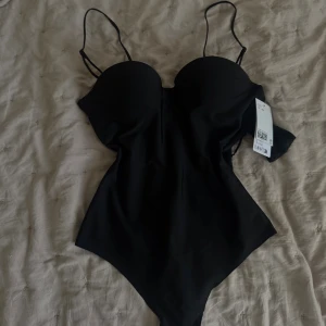 Trendig Hm Body - Trendig body från Hm. Storlek 80B. Har kvar prislapp😍