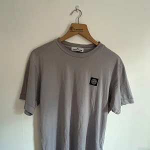  Stone Island T-shirt - Stone Island: Köpt på Stone Island i Milano för 1 år sen, 9/10 condition, knappt använd, nypris 140 Euro, strl. L 