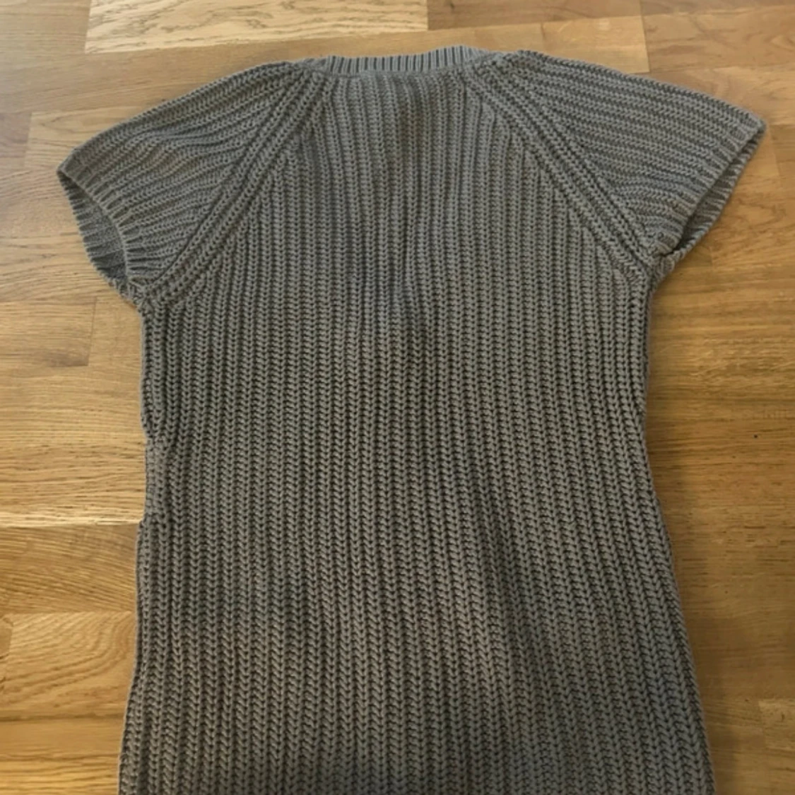 Grå stickad väst med knappar - 1