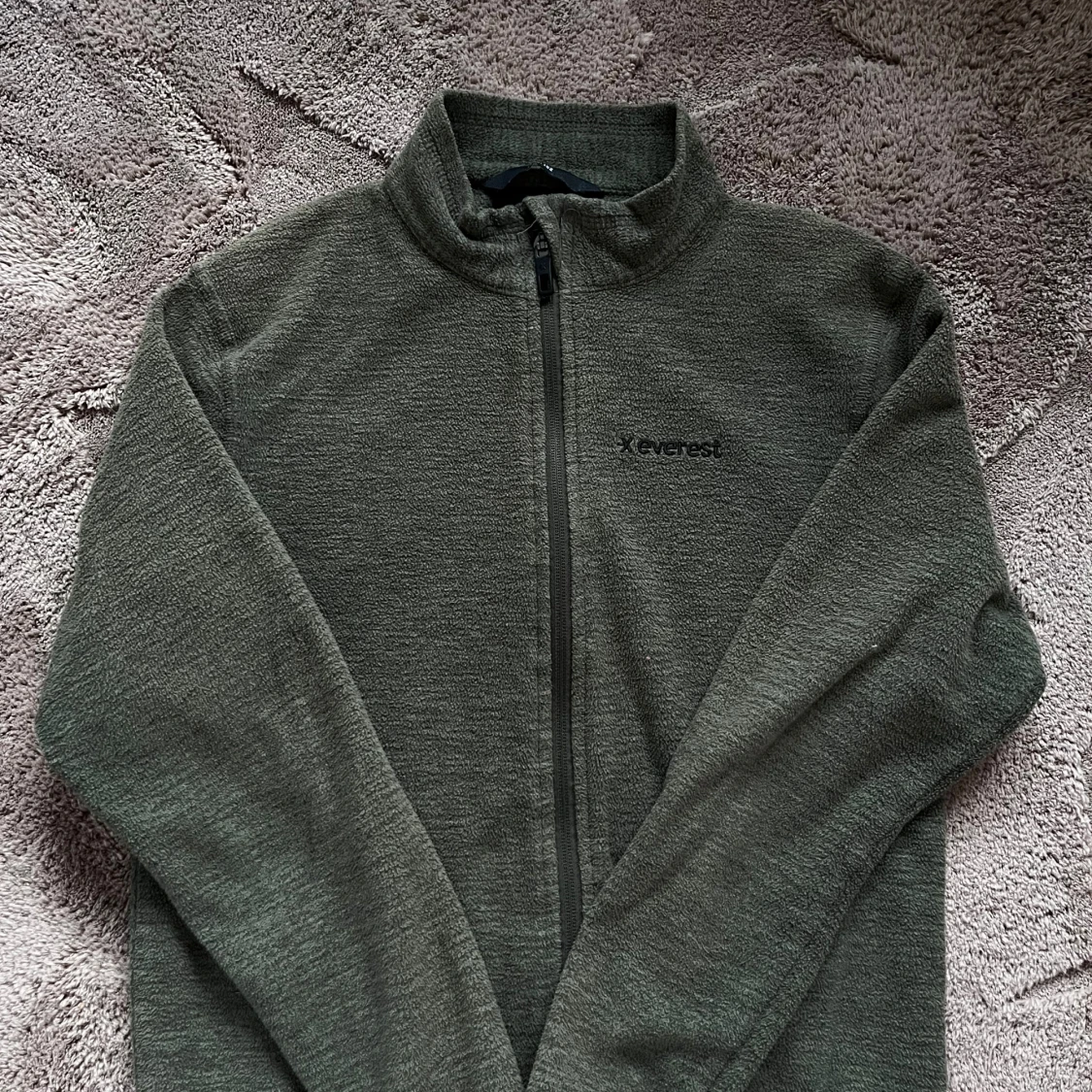 Grå fleecejacka från Everest