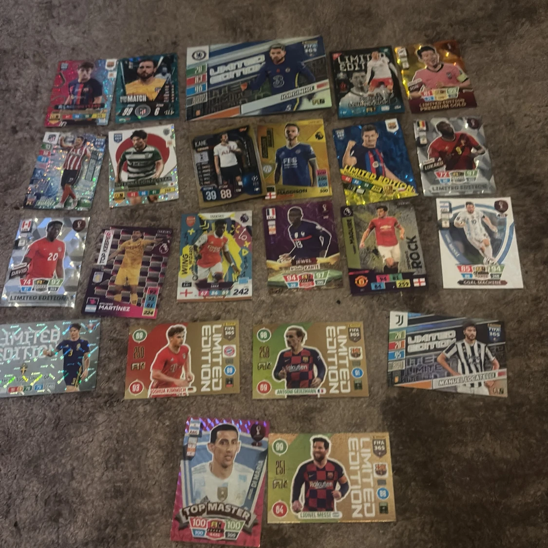 Jag säljer mycket bra fotbolls kort och även en fotbolls bok där du kan lägga dina kort i 