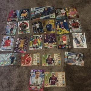 Jag säljer mycket bra fotbolls kort och även en fotbolls bok där du kan lägga dina kort i  - Samlaralbum med exklusiva Adrenalyn XL fotbollskort från FIFA World Cup Qatar 2022. Perfekt för unga och sportintresserade som vill samla och byta kort med stjärnspelare som Messi och Di María. Albumet är färgstarkt och innehåller Limited Edition och Top Master-kort.