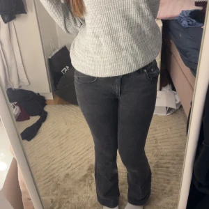 Mörkgrå bootcut jeans från 157 - Snygga mörkgrå jeans från 157 med klassisk femficksdesign och bootcut-ben. Jeansen har normal passform och är tillverkade i mjukt denim-material som sitter skönt. Perfekt för dig som gillar en avslappnad men stilren look. Priset kan diskuteras 