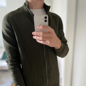 Olivgrön Kashmir tröja från Lawrence Grey - Skön Kashmir zip up i Kashmir |skick 8/10✅ storlek s men passar som M | skriv vid frågor eller funderingar!