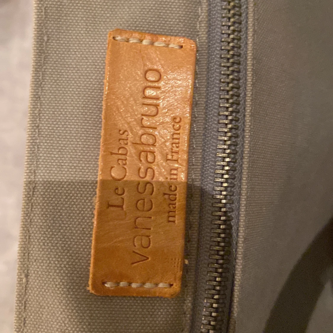 grå väska från Vanessa Bruno - 2