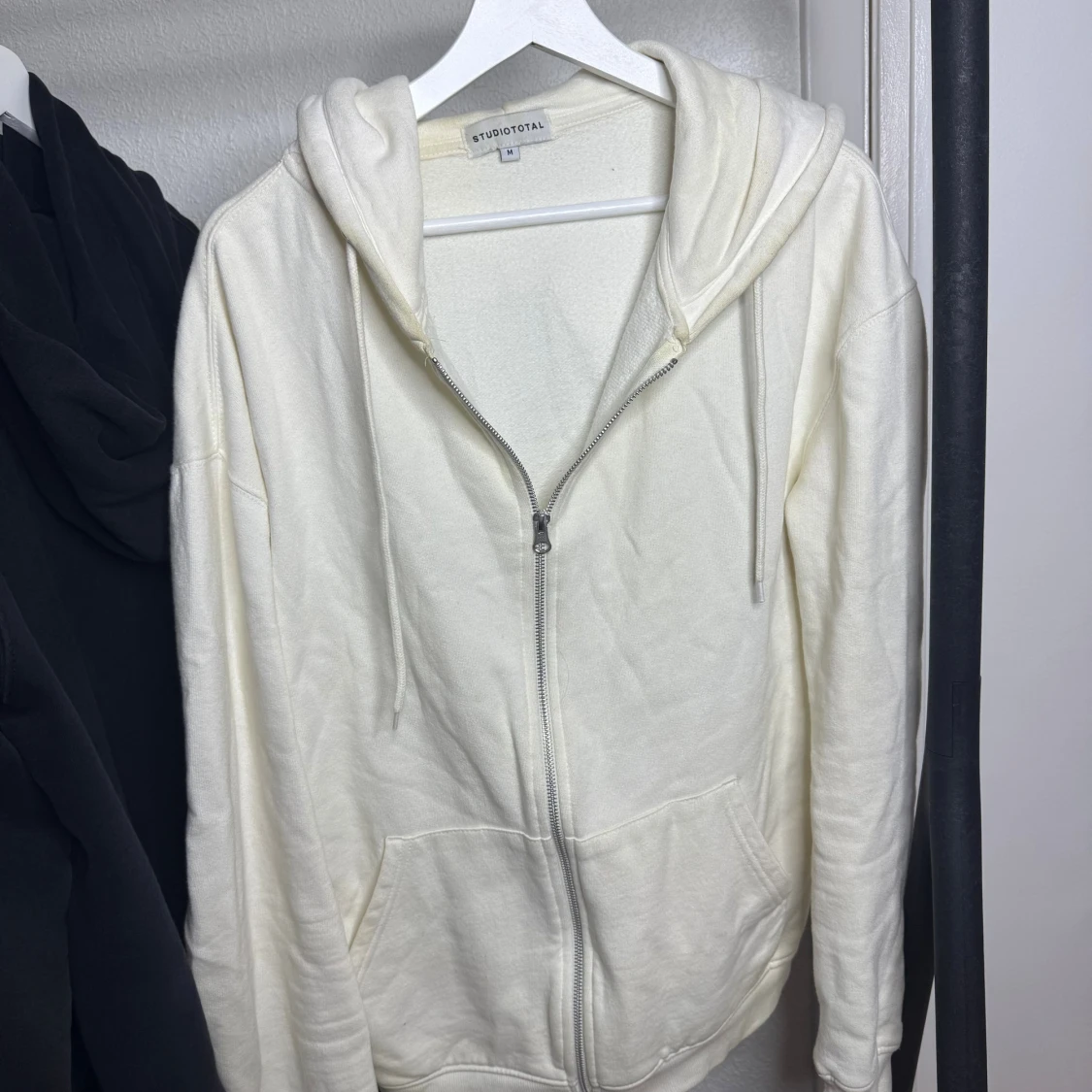 Vit hoodie med dragkedja Studio Total