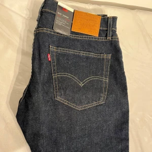 Levi’s 502 Jeans (W34 L32) - Säljer ett sprillans nya oanvända Levi’s jeans! Vart tänkt som en present till Pappa men jeansen passade ej, varav anledningen till att sälja dem. Jättesköna jeans, där jag personligen har 3 st utav samma modell fast i min egna storlek! Nypris ligger på 1150, så 800 kr känns fair (inklusive frakt)